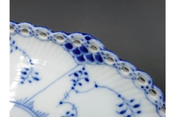 デンマーク製　ROYAL COPENHAGEN(ロイヤルコペンハーゲン)　ブルーフルーテッド　フルレースのピックルディッシュ・ハーフレースのティーカップ&ソーサーのセット　定価(2点合計)約9万9千円　(R-087288)