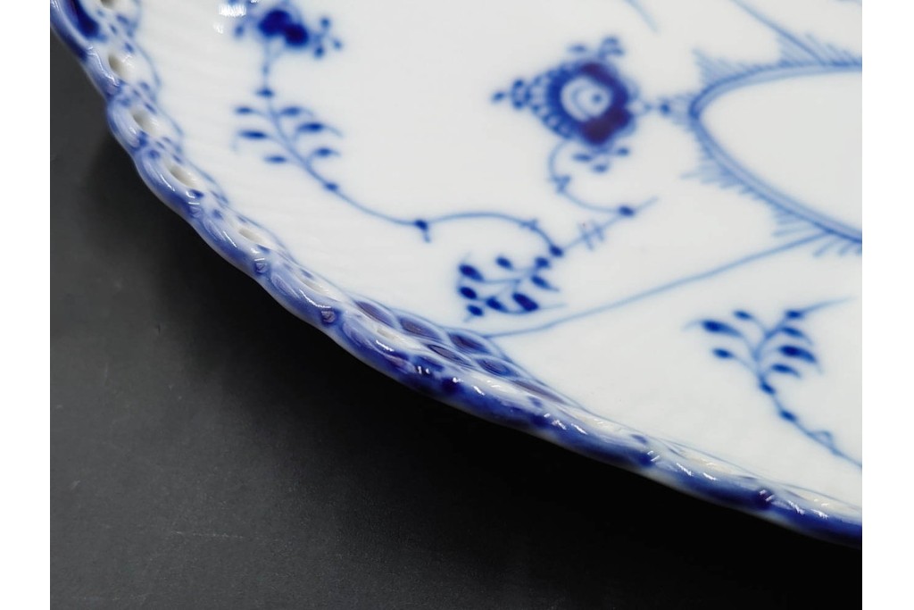 デンマーク製　ROYAL COPENHAGEN(ロイヤルコペンハーゲン)　ブルーフルーテッド　フルレースのピックルディッシュ・ハーフレースのティーカップ&ソーサーのセット　定価(2点合計)約9万9千円　(R-087288)