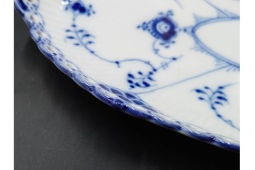 デンマーク製　ROYAL COPENHAGEN(ロイヤルコペンハーゲン)　ブルーフルーテッド　フルレースのピックルディッシュ・ハーフレースのティーカップ&ソーサーのセット　定価(2点合計)約9万9千円　(R-087288)