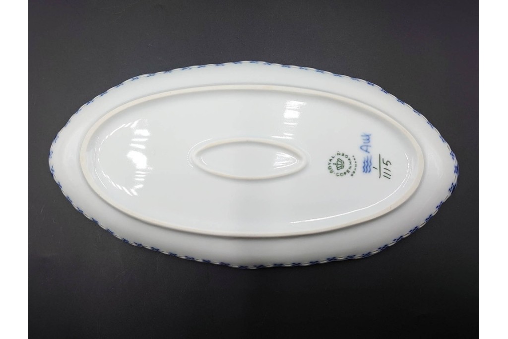 デンマーク製　ROYAL COPENHAGEN(ロイヤルコペンハーゲン)　ブルーフルーテッド　フルレースのピックルディッシュ・ハーフレースのティーカップ&ソーサーのセット　定価(2点合計)約9万9千円　(R-087288)