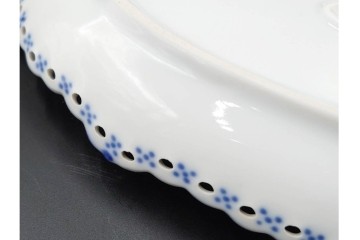 デンマーク製　ROYAL COPENHAGEN(ロイヤルコペンハーゲン)　ブルーフルーテッド　フルレースのピックルディッシュ・ハーフレースのティーカップ&ソーサーのセット　定価(2点合計)約9万9千円　(R-087288)