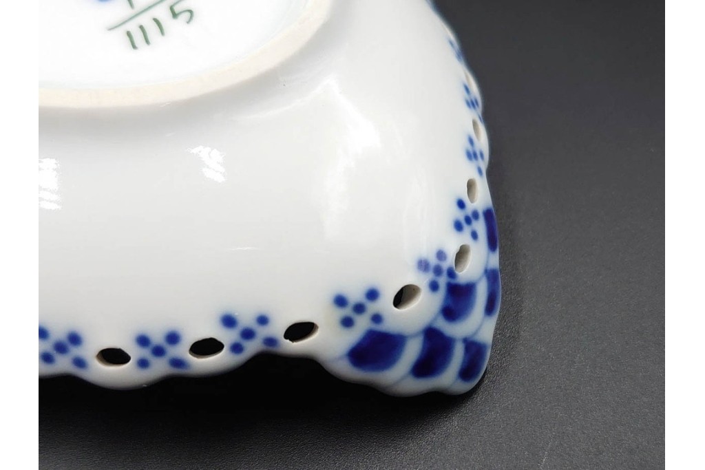 デンマーク製　ROYAL COPENHAGEN(ロイヤルコペンハーゲン)　ブルーフルーテッド　フルレースのピックルディッシュ・ハーフレースのティーカップ&ソーサーのセット　定価(2点合計)約9万9千円　(R-087288)