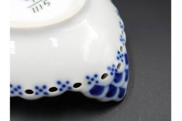 デンマーク製　ROYAL COPENHAGEN(ロイヤルコペンハーゲン)　ブルーフルーテッド　フルレースのピックルディッシュ・ハーフレースのティーカップ&ソーサーのセット　定価(2点合計)約9万9千円　(R-087288)