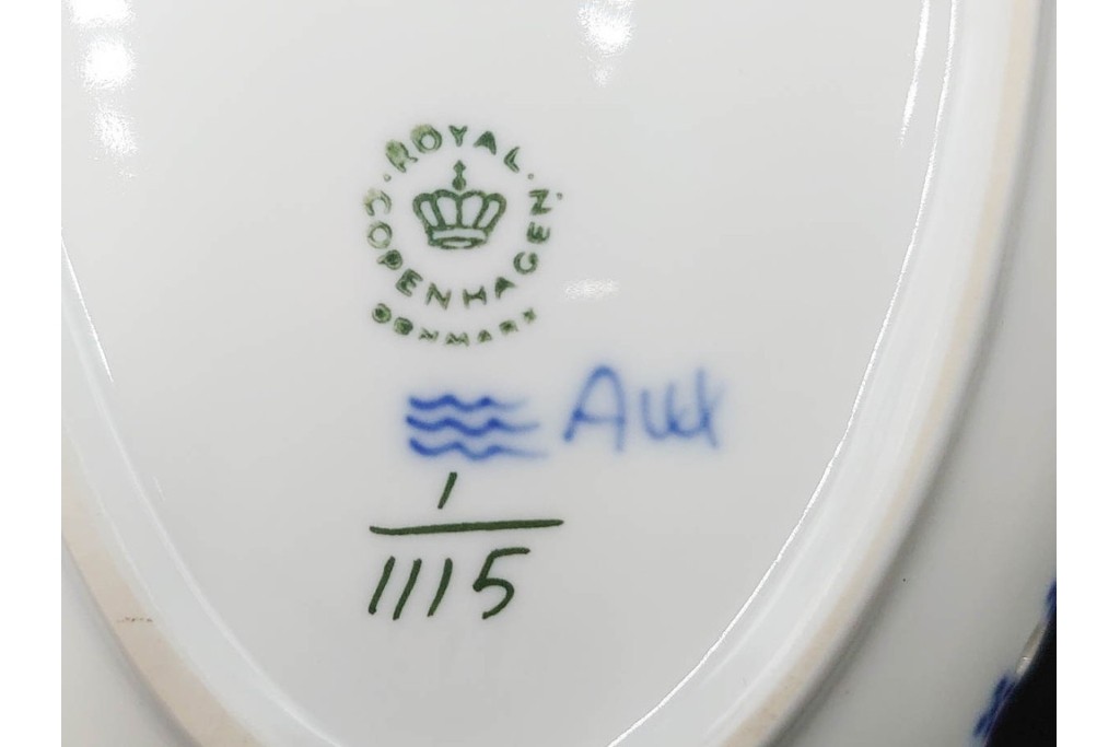 デンマーク製　ROYAL COPENHAGEN(ロイヤルコペンハーゲン)　ブルーフルーテッド　フルレースのピックルディッシュ・ハーフレースのティーカップ&ソーサーのセット　定価(2点合計)約9万9千円　(R-087288)