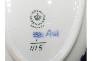 デンマーク製　ROYAL COPENHAGEN(ロイヤルコペンハーゲン)　ブルーフルーテッド　フルレースのピックルディッシュ・ハーフレースのティーカップ&ソーサーのセット　定価(2点合計)約9万9千円　(R-087288)