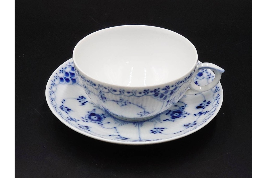 デンマーク製　ROYAL COPENHAGEN(ロイヤルコペンハーゲン)　ブルーフルーテッド　フルレースのピックルディッシュ・ハーフレースのティーカップ&ソーサーのセット　定価(2点合計)約9万9千円　(R-087288)