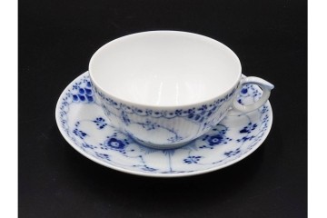 デンマーク製　ROYAL COPENHAGEN(ロイヤルコペンハーゲン)　ブルーフルーテッド　フルレースのピックルディッシュ・ハーフレースのティーカップ&ソーサーのセット　定価(2点合計)約9万9千円　(R-087288)