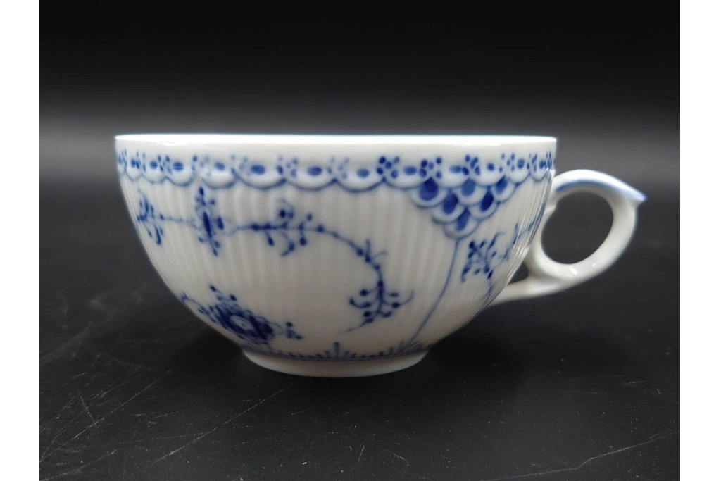 デンマーク製　ROYAL COPENHAGEN(ロイヤルコペンハーゲン)　ブルーフルーテッド　フルレースのピックルディッシュ・ハーフレースのティーカップ&ソーサーのセット　定価(2点合計)約9万9千円　(R-087288)