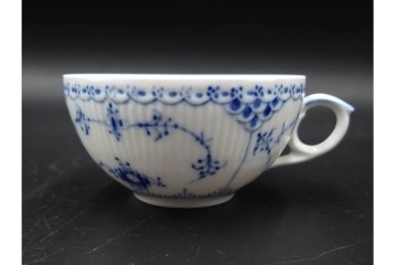 デンマーク製　ROYAL COPENHAGEN(ロイヤルコペンハーゲン)　ブルーフルーテッド　フルレースのピックルディッシュ・ハーフレースのティーカップ&ソーサーのセット　定価(2点合計)約9万9千円　(R-087288)