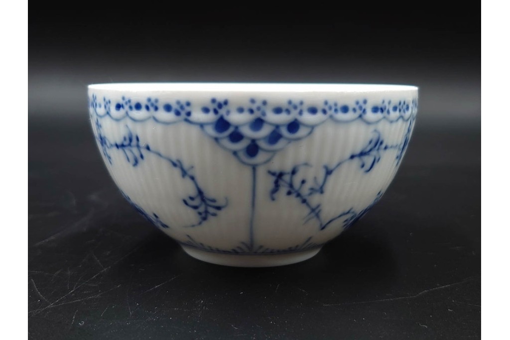 デンマーク製　ROYAL COPENHAGEN(ロイヤルコペンハーゲン)　ブルーフルーテッド　フルレースのピックルディッシュ・ハーフレースのティーカップ&ソーサーのセット　定価(2点合計)約9万9千円　(R-087288)