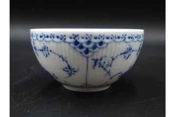 デンマーク製　ROYAL COPENHAGEN(ロイヤルコペンハーゲン)　ブルーフルーテッド　フルレースのピックルディッシュ・ハーフレースのティーカップ&ソーサーのセット　定価(2点合計)約9万9千円　(R-087288)