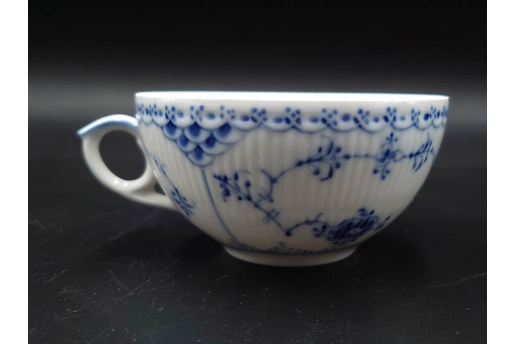 デンマーク製　ROYAL COPENHAGEN(ロイヤルコペンハーゲン)　ブルーフルーテッド　フルレースのピックルディッシュ・ハーフレースのティーカップ&ソーサーのセット　定価(2点合計)約9万9千円　(R-087288)