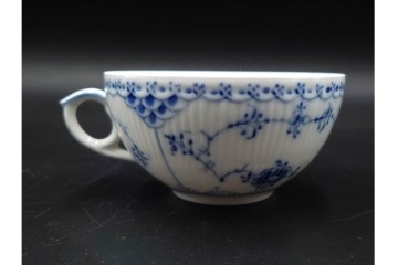 デンマーク製　ROYAL COPENHAGEN(ロイヤルコペンハーゲン)　ブルーフルーテッド　フルレースのピックルディッシュ・ハーフレースのティーカップ&ソーサーのセット　定価(2点合計)約9万9千円　(R-087288)