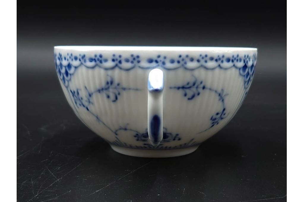 デンマーク製　ROYAL COPENHAGEN(ロイヤルコペンハーゲン)　ブルーフルーテッド　フルレースのピックルディッシュ・ハーフレースのティーカップ&ソーサーのセット　定価(2点合計)約9万9千円　(R-087288)