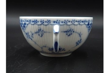 デンマーク製　ROYAL COPENHAGEN(ロイヤルコペンハーゲン)　ブルーフルーテッド　フルレースのピックルディッシュ・ハーフレースのティーカップ&ソーサーのセット　定価(2点合計)約9万9千円　(R-087288)