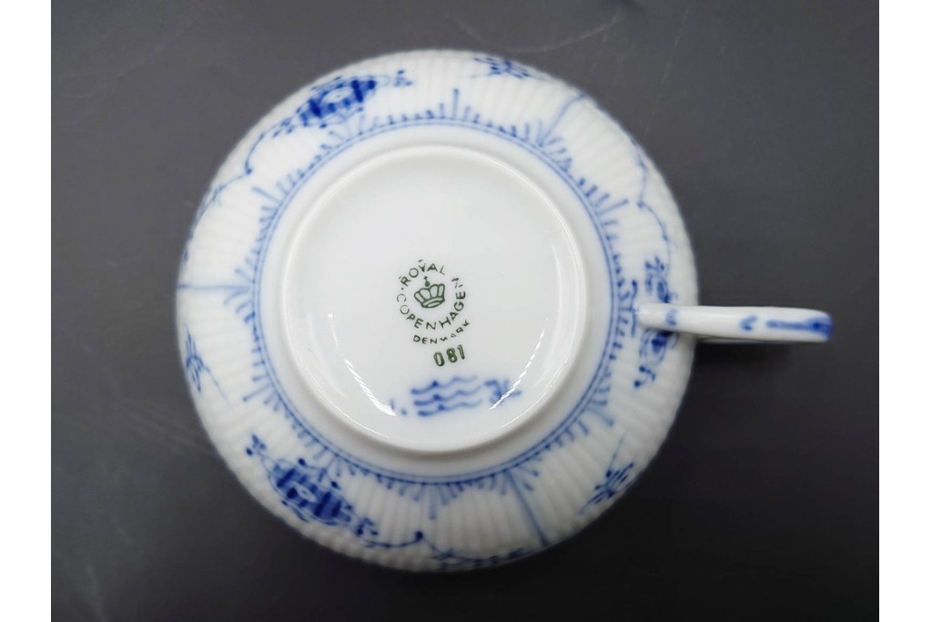 デンマーク製　ROYAL COPENHAGEN(ロイヤルコペンハーゲン)　ブルーフルーテッド　フルレースのピックルディッシュ・ハーフレースのティーカップ&ソーサーのセット　定価(2点合計)約9万9千円　(R-087288)