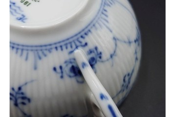 デンマーク製　ROYAL COPENHAGEN(ロイヤルコペンハーゲン)　ブルーフルーテッド　フルレースのピックルディッシュ・ハーフレースのティーカップ&ソーサーのセット　定価(2点合計)約9万9千円　(R-087288)