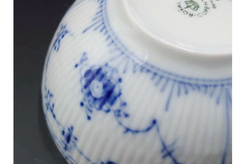 デンマーク製　ROYAL COPENHAGEN(ロイヤルコペンハーゲン)　ブルーフルーテッド　フルレースのピックルディッシュ・ハーフレースのティーカップ&ソーサーのセット　定価(2点合計)約9万9千円　(R-087288)