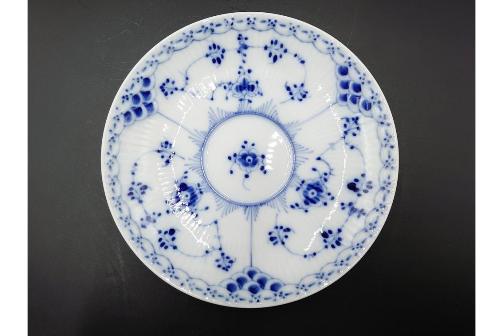 デンマーク製　ROYAL COPENHAGEN(ロイヤルコペンハーゲン)　ブルーフルーテッド　フルレースのピックルディッシュ・ハーフレースのティーカップ&ソーサーのセット　定価(2点合計)約9万9千円　(R-087288)