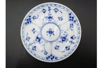 デンマーク製　ROYAL COPENHAGEN(ロイヤルコペンハーゲン)　ブルーフルーテッド　フルレースのピックルディッシュ・ハーフレースのティーカップ&ソーサーのセット　定価(2点合計)約9万9千円　(R-087288)