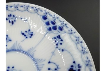 デンマーク製　ROYAL COPENHAGEN(ロイヤルコペンハーゲン)　ブルーフルーテッド　フルレースのピックルディッシュ・ハーフレースのティーカップ&ソーサーのセット　定価(2点合計)約9万9千円　(R-087288)