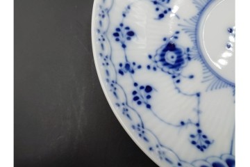 デンマーク製　ROYAL COPENHAGEN(ロイヤルコペンハーゲン)　ブルーフルーテッド　フルレースのピックルディッシュ・ハーフレースのティーカップ&ソーサーのセット　定価(2点合計)約9万9千円　(R-087288)