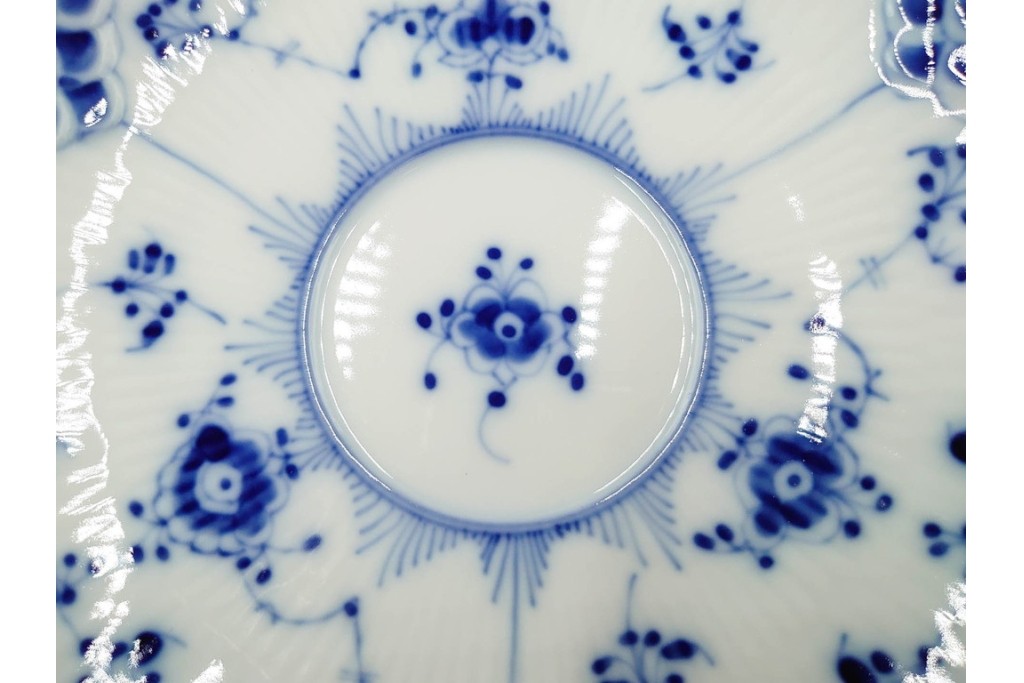 デンマーク製　ROYAL COPENHAGEN(ロイヤルコペンハーゲン)　ブルーフルーテッド　フルレースのピックルディッシュ・ハーフレースのティーカップ&ソーサーのセット　定価(2点合計)約9万9千円　(R-087288)