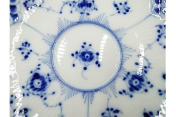 デンマーク製　ROYAL COPENHAGEN(ロイヤルコペンハーゲン)　ブルーフルーテッド　フルレースのピックルディッシュ・ハーフレースのティーカップ&ソーサーのセット　定価(2点合計)約9万9千円　(R-087288)