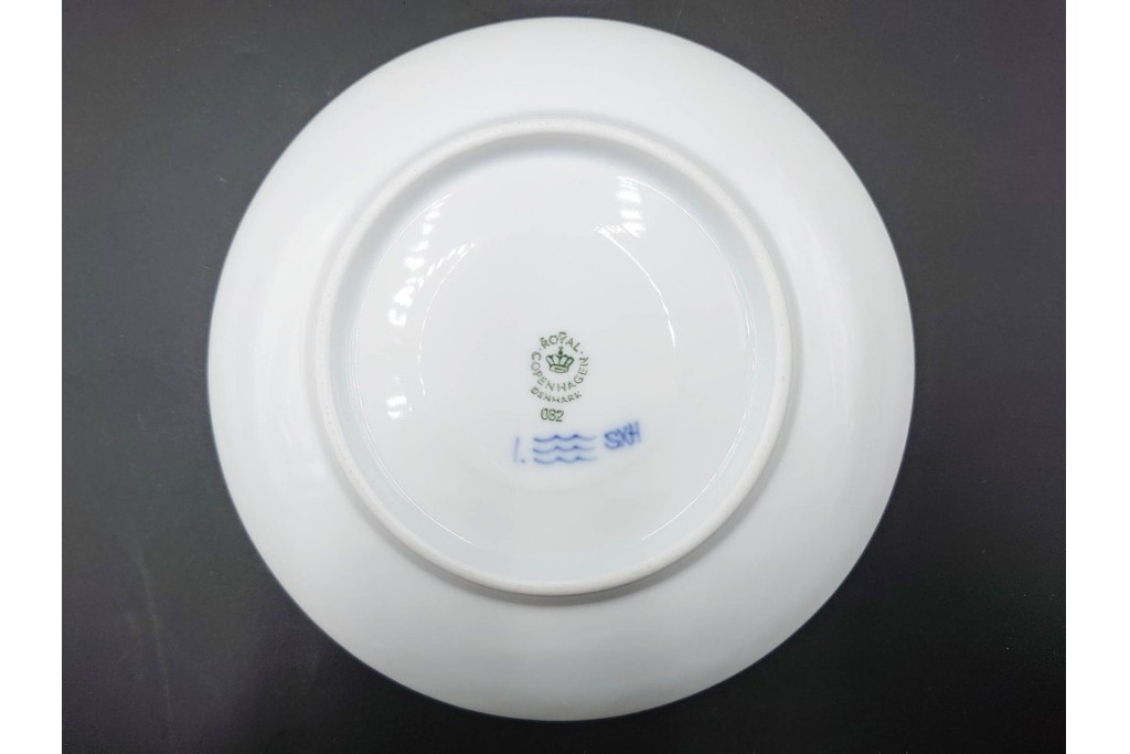 デンマーク製　ROYAL COPENHAGEN(ロイヤルコペンハーゲン)　ブルーフルーテッド　フルレースのピックルディッシュ・ハーフレースのティーカップ&ソーサーのセット　定価(2点合計)約9万9千円　(R-087288)