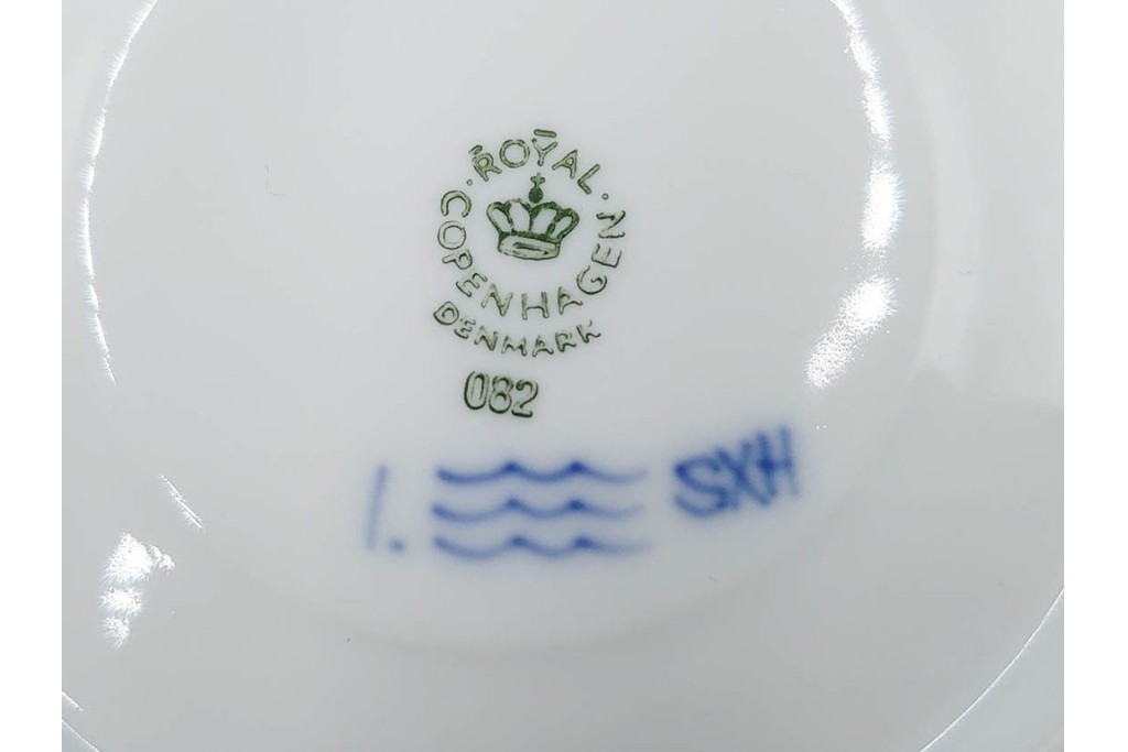 デンマーク製　ROYAL COPENHAGEN(ロイヤルコペンハーゲン)　ブルーフルーテッド　フルレースのピックルディッシュ・ハーフレースのティーカップ&ソーサーのセット　定価(2点合計)約9万9千円　(R-087288)