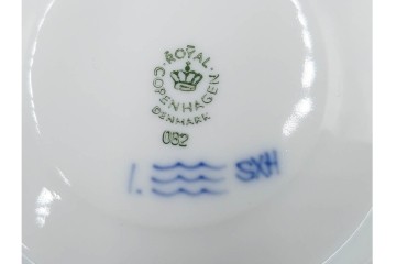 デンマーク製　ROYAL COPENHAGEN(ロイヤルコペンハーゲン)　ブルーフルーテッド　フルレースのピックルディッシュ・ハーフレースのティーカップ&ソーサーのセット　定価(2点合計)約9万9千円　(R-087288)