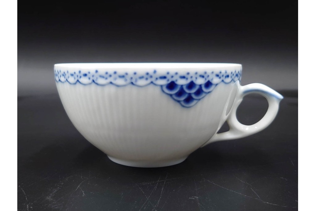 デンマーク製　ROYAL COPENHAGEN(ロイヤルコペンハーゲン)　プリンセス(1客)　ブルーフラワー(2客)　上品なティーカップ&ソーサー3客セット　(R-087289)