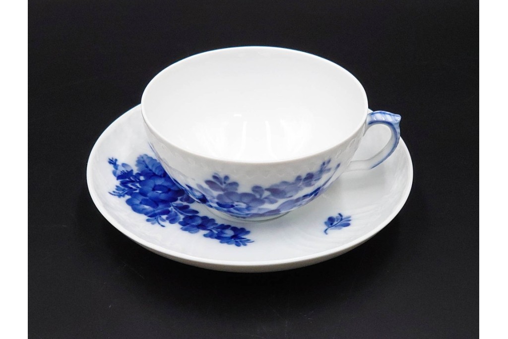 デンマーク製　ROYAL COPENHAGEN(ロイヤルコペンハーゲン)　プリンセス(1客)　ブルーフラワー(2客)　上品なティーカップ&ソーサー3客セット　(R-087289)