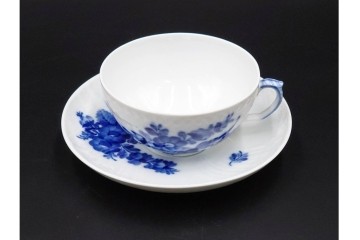 デンマーク製　ROYAL COPENHAGEN(ロイヤルコペンハーゲン)　プリンセス(1客)　ブルーフラワー(2客)　上品なティーカップ&ソーサー3客セット　(R-087289)