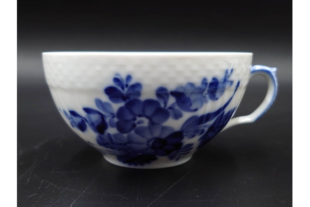 デンマーク製　ROYAL COPENHAGEN(ロイヤルコペンハーゲン)　プリンセス(1客)　ブルーフラワー(2客)　上品なティーカップ&ソーサー3客セット　(R-087289)