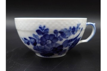 デンマーク製　ROYAL COPENHAGEN(ロイヤルコペンハーゲン)　プリンセス(1客)　ブルーフラワー(2客)　上品なティーカップ&ソーサー3客セット　(R-087289)