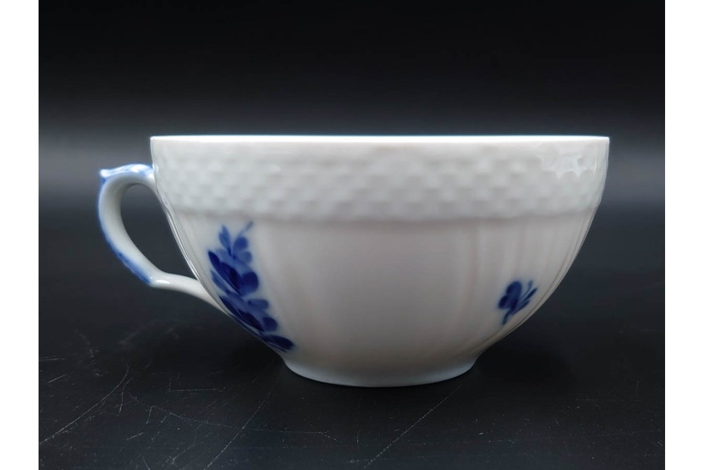 デンマーク製　ROYAL COPENHAGEN(ロイヤルコペンハーゲン)　プリンセス(1客)　ブルーフラワー(2客)　上品なティーカップ&ソーサー3客セット　(R-087289)