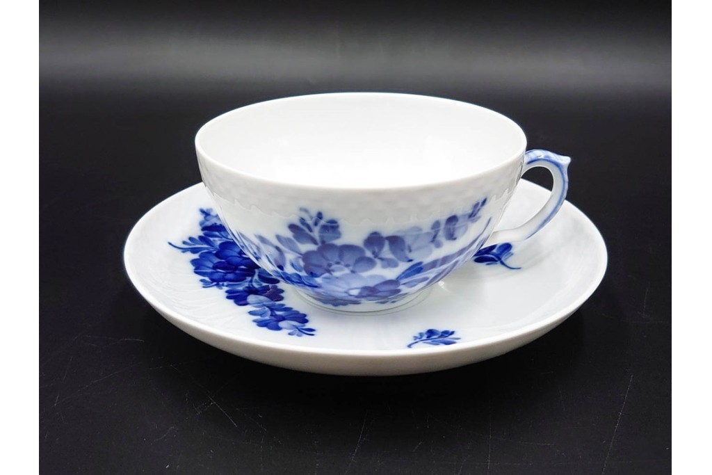 デンマーク製　ROYAL COPENHAGEN(ロイヤルコペンハーゲン)　プリンセス(1客)　ブルーフラワー(2客)　上品なティーカップ&ソーサー3客セット　(R-087289)