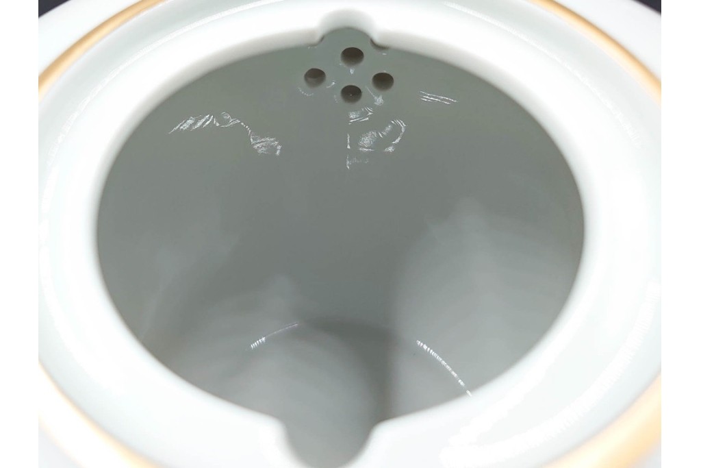 ドイツ製　Meissen(マイセン)　ベーシックフラワー　気品漂う二つ花がデザインされたティーポット　(R-087290)