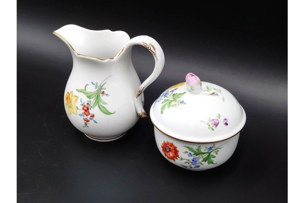 ドイツ製　Meissen(マイセン)　ベーシックフラワー　二つ花のデザインが上品なシュガーポット・クリーマーのセット　(R-087291)