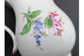 ドイツ製　Meissen(マイセン)　ベーシックフラワー　二つ花のデザインが上品なシュガーポット・クリーマーのセット　(R-087291)