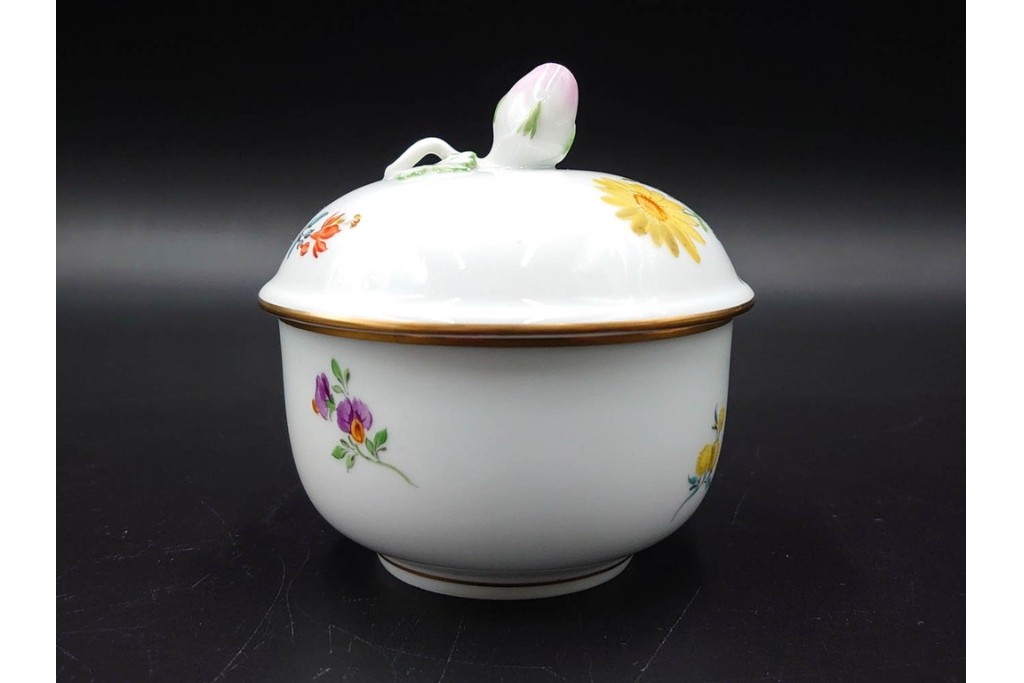 ドイツ製　Meissen(マイセン)　ベーシックフラワー　二つ花のデザインが上品なシュガーポット・クリーマーのセット　(R-087291)