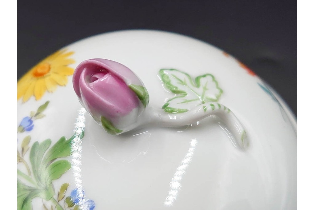 ドイツ製　Meissen(マイセン)　ベーシックフラワー　二つ花のデザインが上品なシュガーポット・クリーマーのセット　(R-087291)