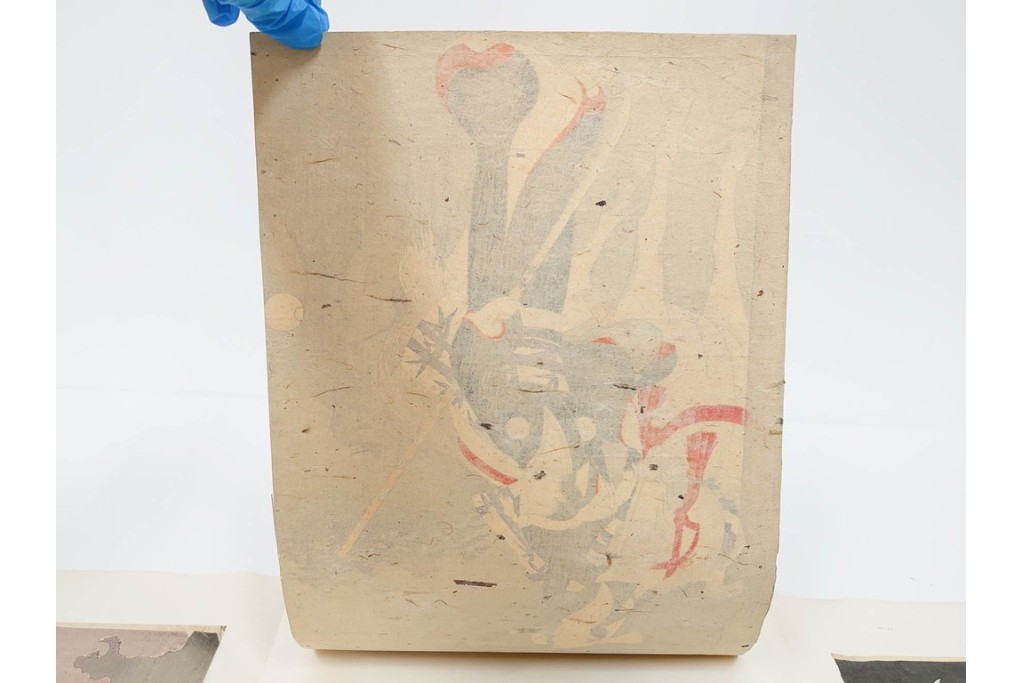 真作　明治期　楊洲周延　「千代田之大奥 おたち退」　勇ましい奥女中の姿が印象的な木版画の浮世絵　3枚続　(R-087305)