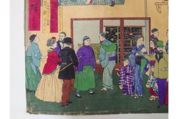 真作　明治期　歌川広重(三代)　「東京名所上野公園地内国勧業博覧会美術館之図」　博覧会の美術館内部を描いた木版画の浮世絵　3枚続　(R-087307)