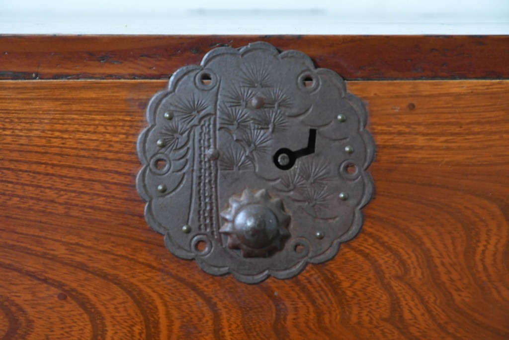 和製アンティーク　前面欅(ケヤキ)材　木目が魅力の五丁引き庄内箪笥　(R-087320)