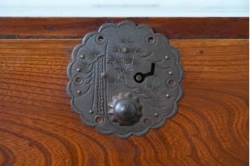 和製アンティーク　前面欅(ケヤキ)材　木目が魅力の五丁引き庄内箪笥　(R-087320)