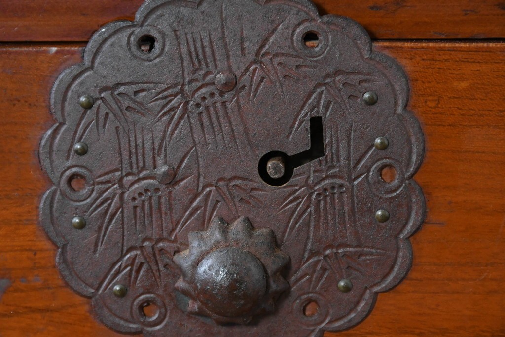 和製アンティーク　前面欅(ケヤキ)材　木目が魅力の五丁引き庄内箪笥　(R-087320)