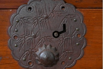 和製アンティーク　前面欅(ケヤキ)材　木目が魅力の五丁引き庄内箪笥　(R-087320)