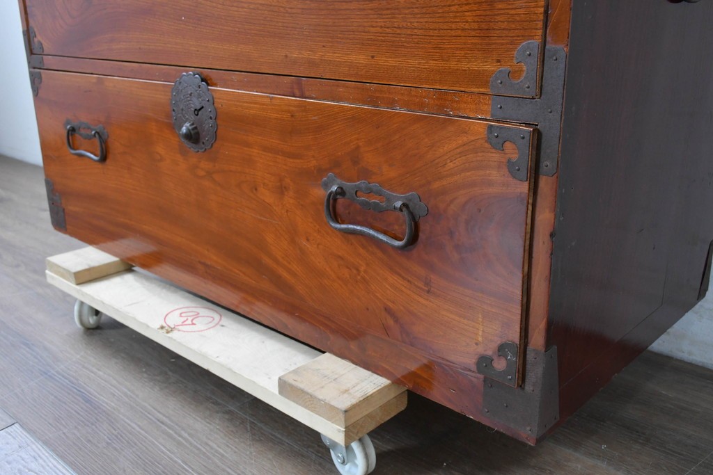 和製アンティーク　前面欅(ケヤキ)材　木目が魅力の五丁引き庄内箪笥　(R-087320)